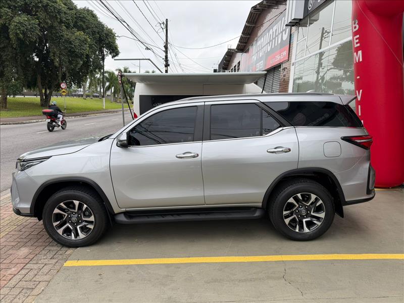 TOYOTA HILUX SW4 2024