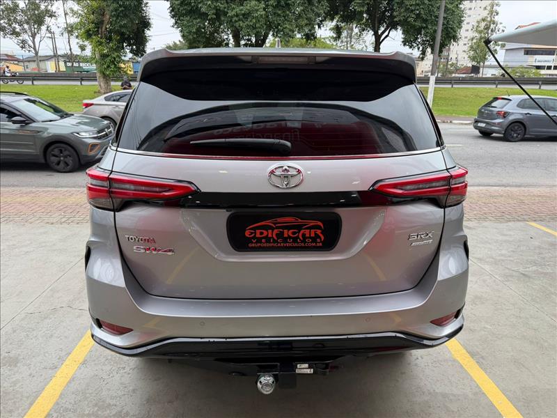TOYOTA HILUX SW4 2024