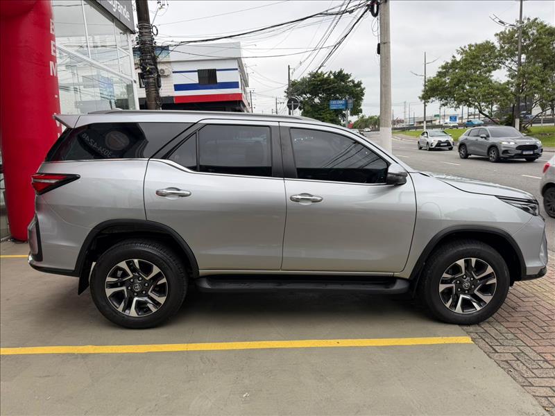 TOYOTA HILUX SW4 2024