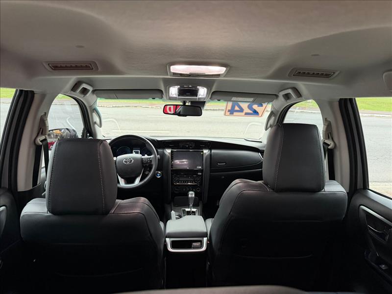 TOYOTA HILUX SW4 2024