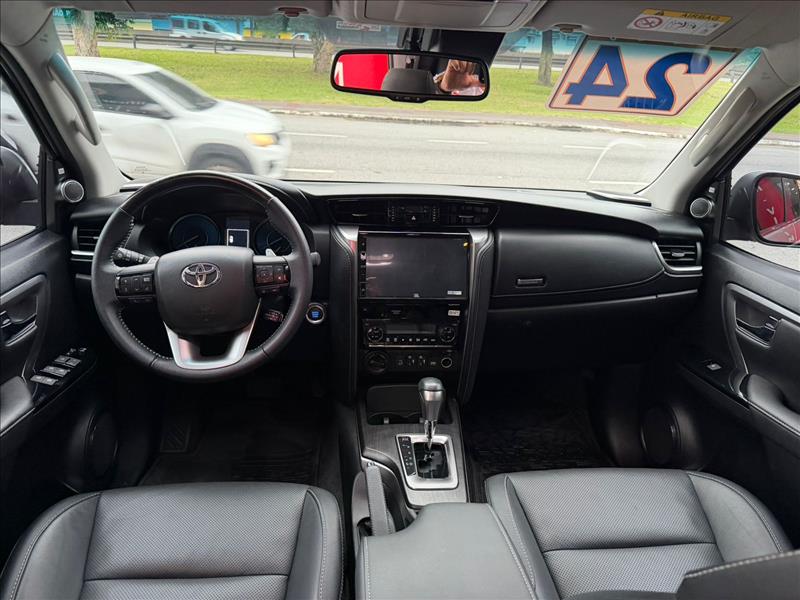 TOYOTA HILUX SW4 2024