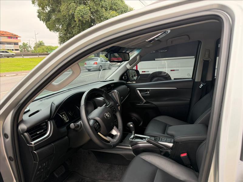 TOYOTA HILUX SW4 2024