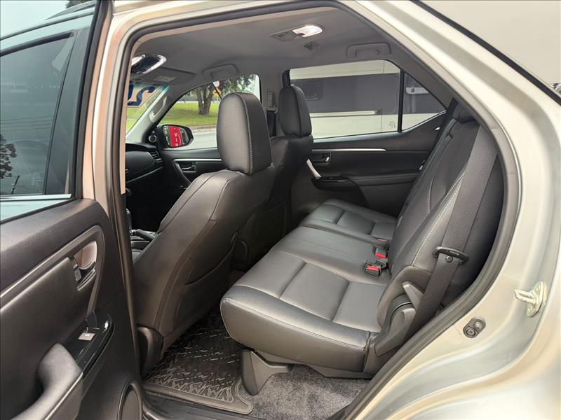TOYOTA HILUX SW4 2024